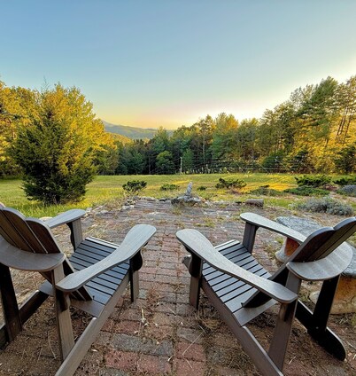 Hilltop Villa with exceptional views, game room, starlink, 90 minutes to DC