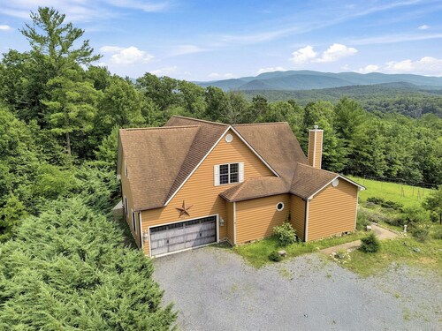 Hilltop Villa with exceptional views, game room, starlink, 90 minutes to DC