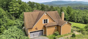 Hilltop Villa with exceptional views, game room, starlink, 90 minutes to DC