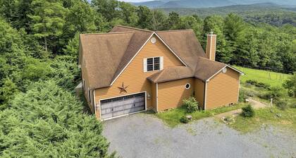 Hilltop Villa with exceptional views, game room, starlink, 90 minutes to DC