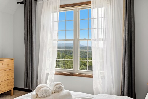 Hilltop Villa with exceptional views, game room, starlink, 90 minutes to DC