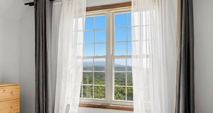 Hilltop Villa with exceptional views, game room, starlink, 90 minutes to DC