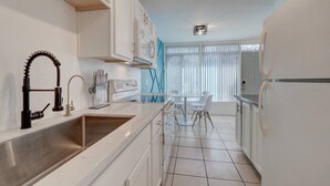 Coffee/tea maker, fridge, microwave, oven - 1 bedroom uptown apartment with pool (Phoenix)