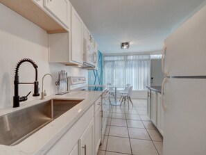 Fridge, microwave, oven, stovetop - 1 bedroom uptown apartment with pool (Phoenix)