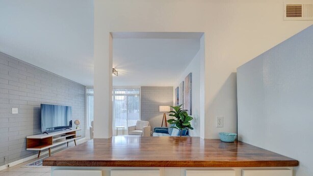 Interior - 1 bedroom uptown apartment with pool (Phoenix)