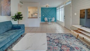 Smart TV - 1 bedroom uptown apartment with pool (Phoenix)