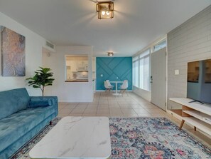 Smart TV - 1 bedroom uptown apartment with pool (Phoenix)