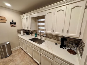 Fridge, microwave, oven, stovetop - Cozy Retreat with Gazebo, Grills & Large Backyard • Near Airport & Mall (McAllen)