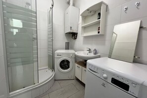 Dusche, Haartrockner, Handtücher, Seife