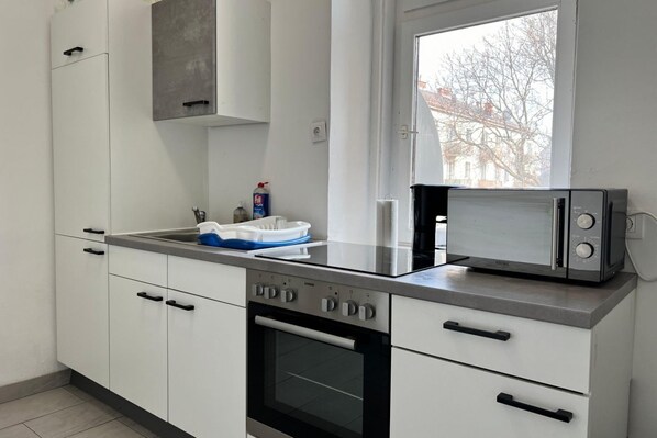 Kühlschrank, Mikrowelle, Ofen, Herdplatte