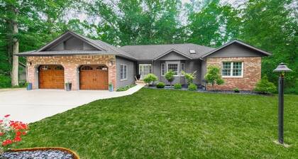 Woodsy Retreat 15 mins from IU - perfect for groups!