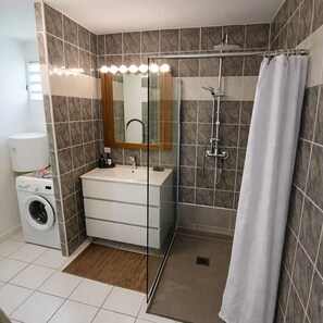 Dusche, Haartrockner, Handtücher