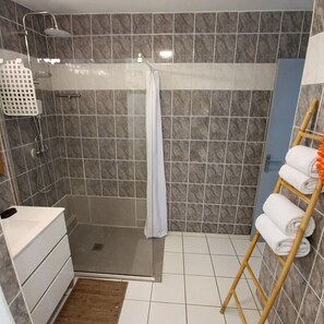 Shower, hair dryer, towels - Kazamelia Charming 2-bedroom apartment 200m from the beach (Les Trois-Îlets)