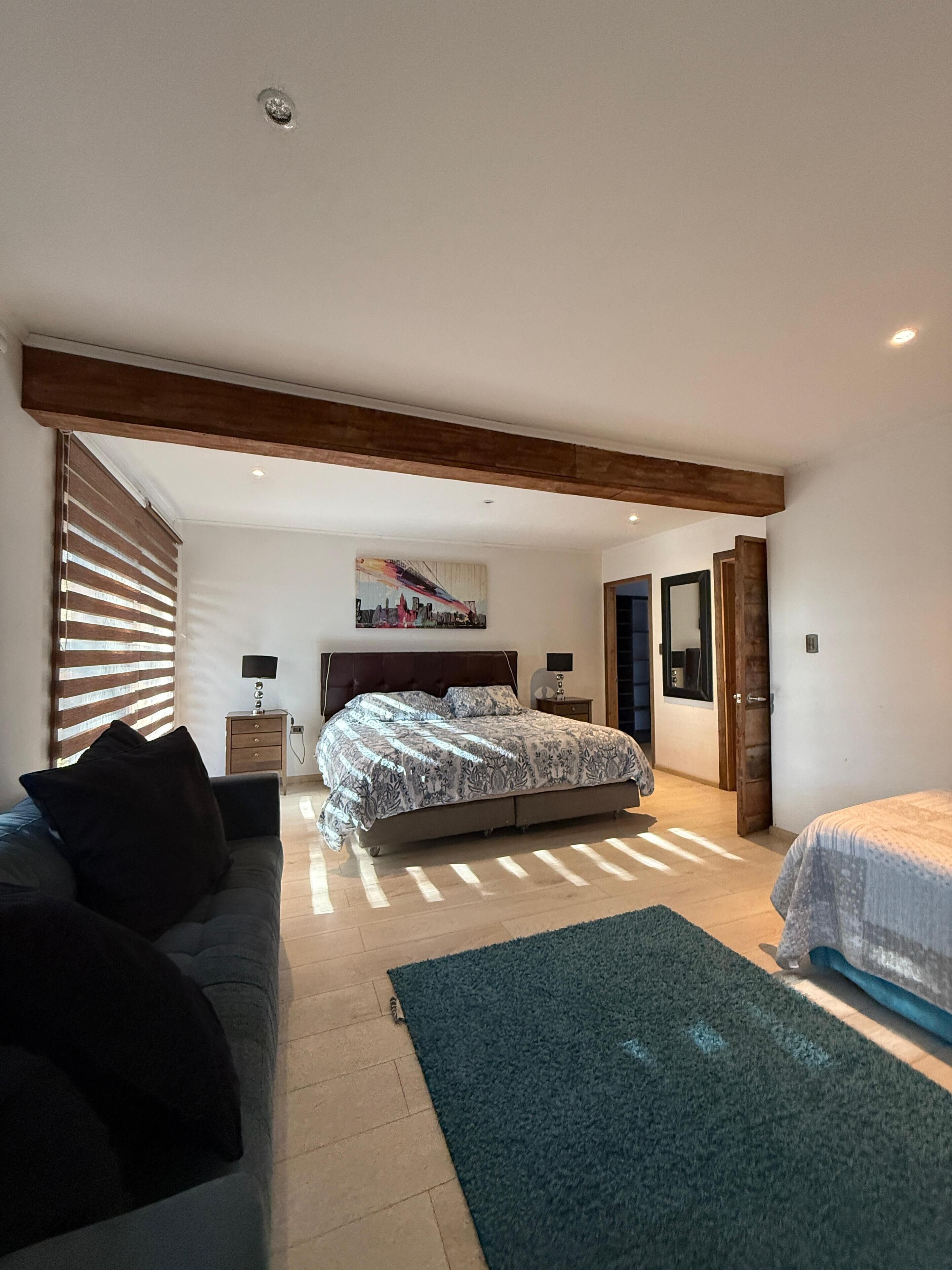 Iron/ironing board, bed sheets