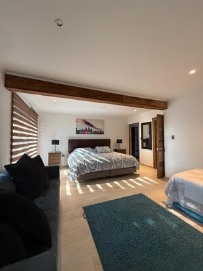 Iron/ironing board, bed sheets