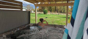 Tranquil Countryside Retreat Near Michigan Wine Trail With Hot Tub