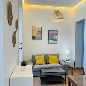 Apartment, 3 Bedrooms, Refrigerator, City View | Living area | 40-inch flat-screen TV with digital channels - Apartamentos Alcazaba (Málaga)