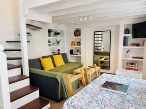 Apartment, 2 Bedrooms, Refrigerator, Ground Floor | Living area | 40-inch flat-screen TV with digital channels - Apartamentos Alcazaba (Málaga)