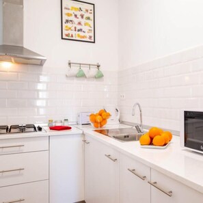 Apartment, 2 Bedrooms, City View | Private kitchen | Coffee/tea maker, dining tables - Apartamentos Alcazaba (Málaga)