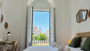 Departamento, 2 habitaciones, refrigerador, vista a la ciudad | Decoración personalizada, muebles diferentes y escritorio