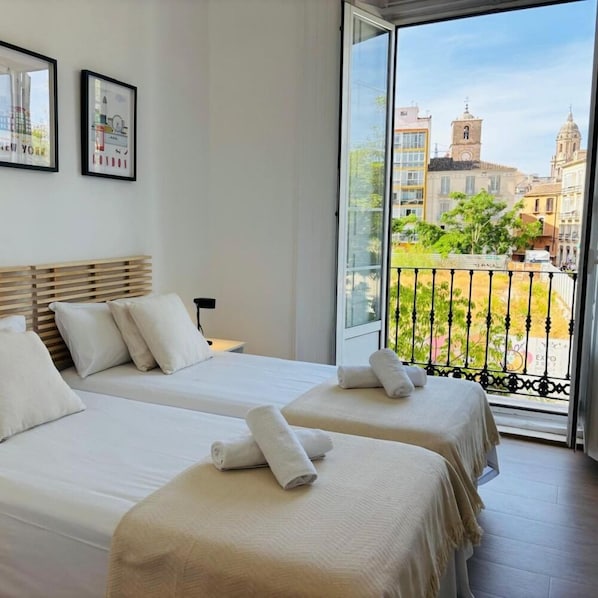 Apartamento, 3 quartos, geladeira, vista para a cidade | Individualmente decorados, individualmente mobiliados, escrivaninha