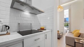 Apartment, 3 Schlafzimmer, Kühlschrank, Stadtblick | Eigene Küche | Wasserkocher mit Kaffee-/Teezubehör, Wasserkocher, Esstisch