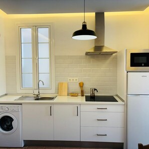 Cafetera/tetera, tetera/pava eléctrica, mesa de comedor