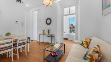 Apartamento, 3 habitaciones, cocina, vistas a la ciudad | Zona de estar | Televisión de pantalla plana de 40 pulgadas con canales digitales