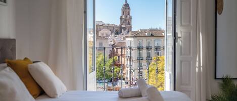 Apartment, 3 Schlafzimmer, Küche, Stadtblick | Individuell dekoriert, individuell eingerichtet, Schreibtisch