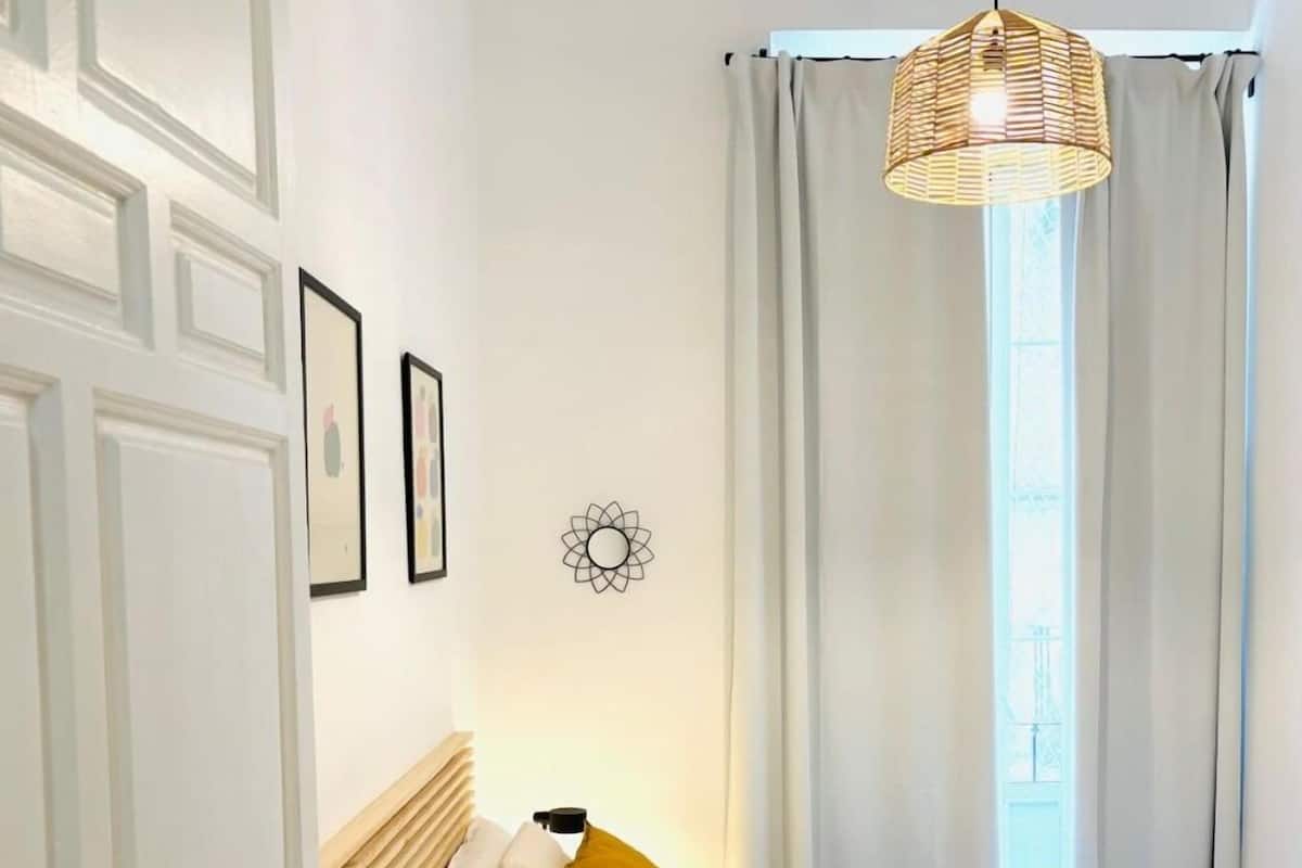 Escritorio, cortinas blackout, wifi gratis y decoración personalizada