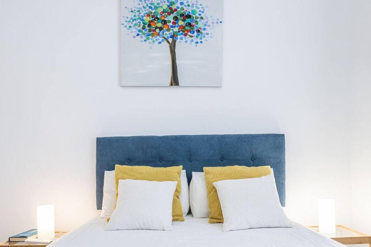 Escritorio, cortinas blackout, wifi gratis y decoración personalizada