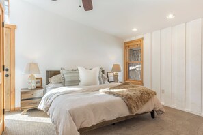 2 bedrooms, desk, iron/ironing board, WiFi