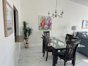 Dining - Charming Villa in peaceful community minutes to Siesta Key (Sarasota)
