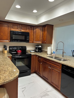Fridge, microwave, oven, stovetop - Charming Villa in peaceful community minutes to Siesta Key (Sarasota)
