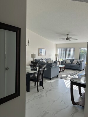 TV - Charming Villa in peaceful community minutes to Siesta Key (Sarasota)