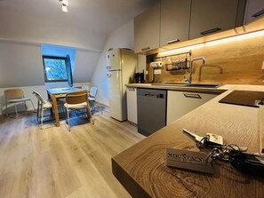 Kühlschrank, Mikrowelle, Ofen, Geschirrspüler