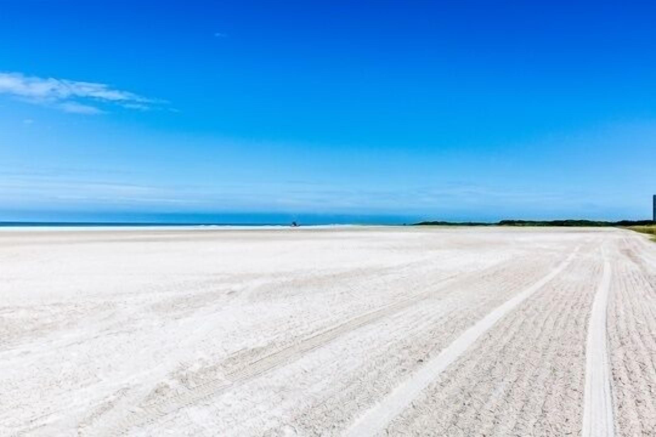 Plage, chaises longues, serviettes de plage