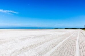 On the beach, sun-loungers, beach towels - Gulf1910 - Beachfront Condo! (Marco Island)