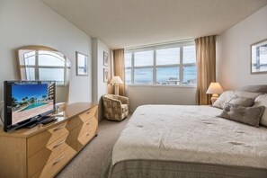 Free WiFi, bed sheets - Gulf1910 - Beachfront Condo! (Marco Island)