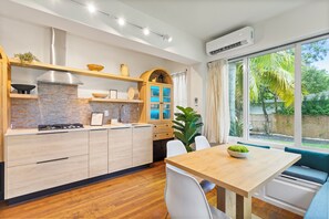 Microwave, stovetop - Lazzo: 2-bedroom unit in delightful Miami with cool AC for relaxing stay (Miami)