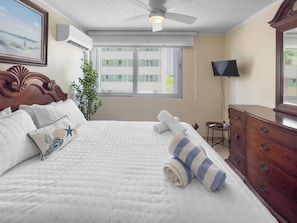 2 bedrooms, desk, WiFi, bed sheets - Mar de Isla Verde - Beach Apt W/ Ocean View (Carolina)