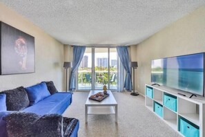 Smart TV, mesa de pingue-pongue, impressoras