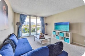 Smart-TV, Tischtennisplatte, Drucker