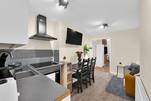 Fridge, microwave, oven, stovetop - Peaceful Kent Stay with Garden & Parking (Dartford)