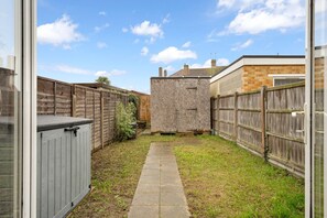 Property grounds - Peaceful Kent Stay with Garden & Parking (Dartford)