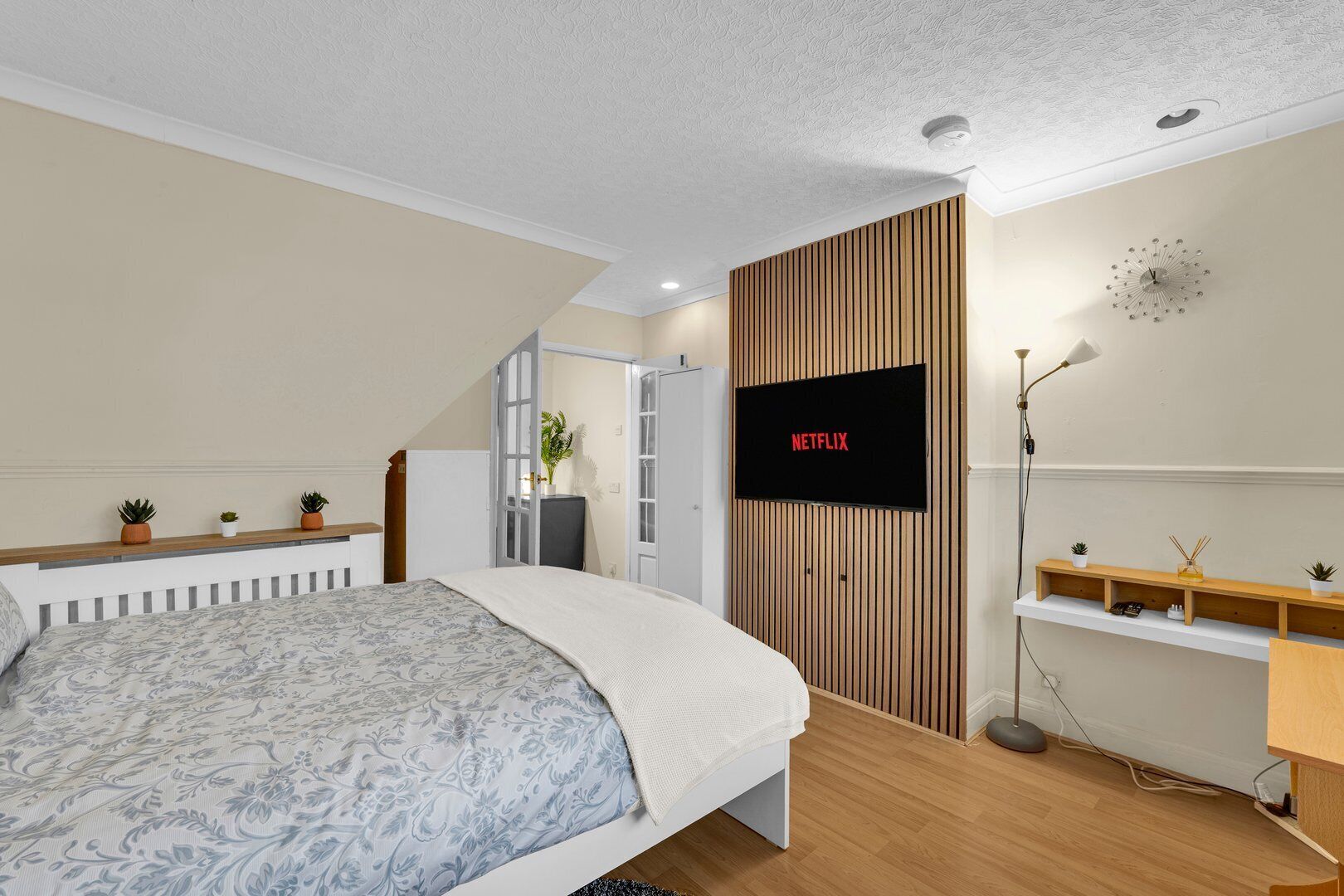 Strykjärn/strykbräda, internet och sängkläder