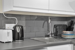 Fridge, microwave, oven, stovetop - Peaceful Kent Stay with Garden & Parking (Dartford)