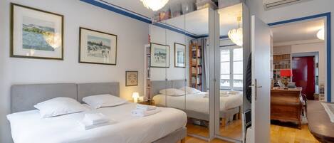 Fer et planche à repasser, accès Internet, draps fournis