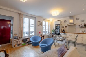 TV - Elegant 2 Bd w/AC – Golden Triangle Location (Paris)