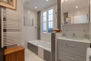Shower, hair dryer, towels - Elegant 2 Bd w/AC – Golden Triangle Location (Paris)